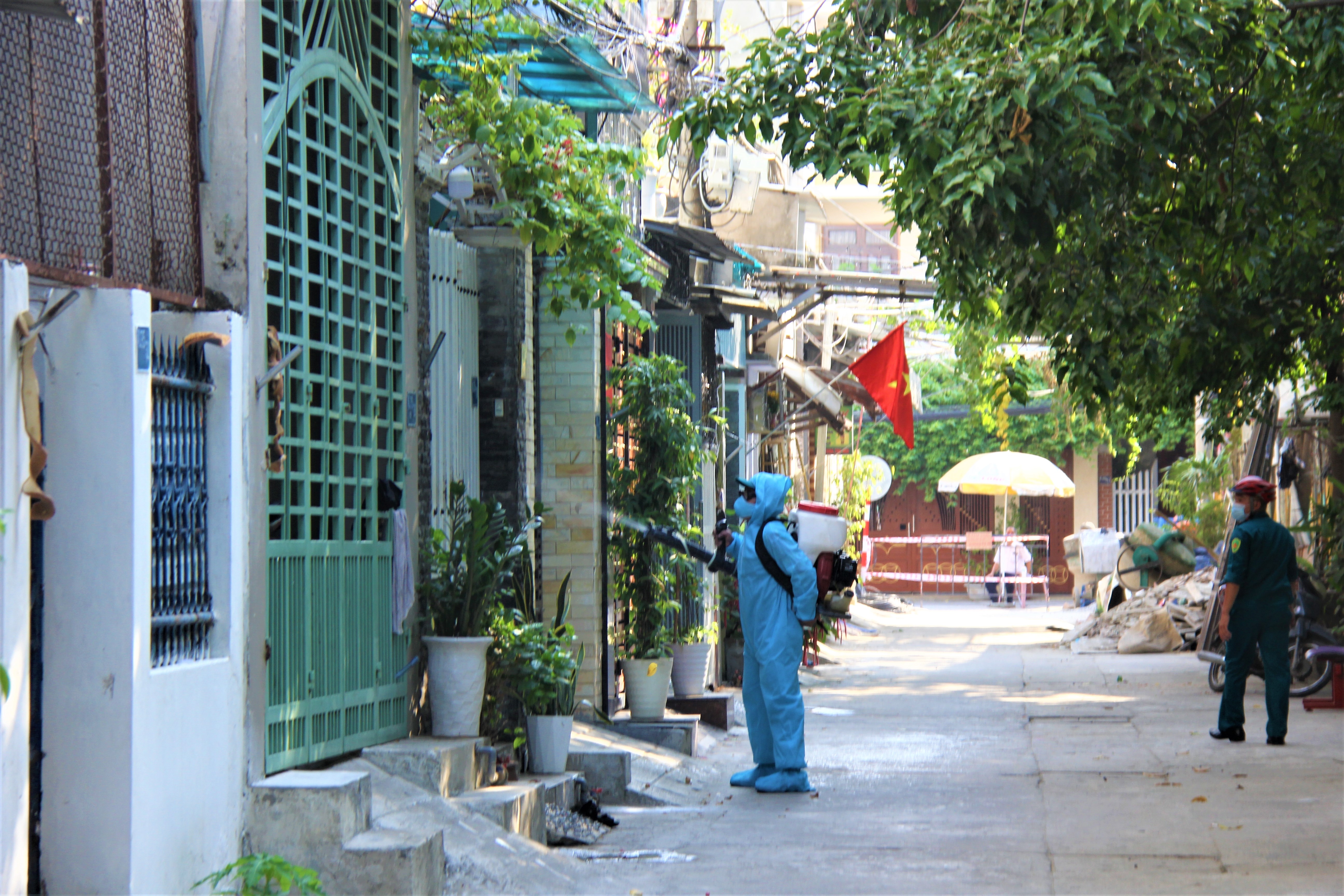 Chiến sĩ Quân khu 5 tiêu độc, khử trùng khu dân cư xung quanh Khu công nghiệp.